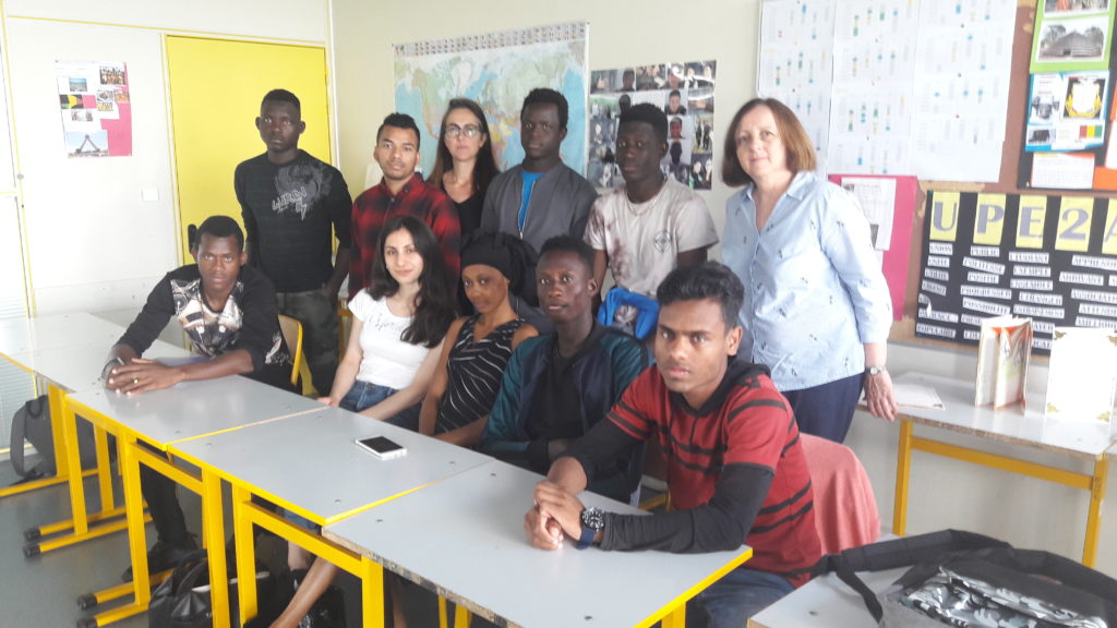 Les lycéens UPE2A du lycée des Marcs d'Or avec leur enseignante et Mme Guerin du CASNAV